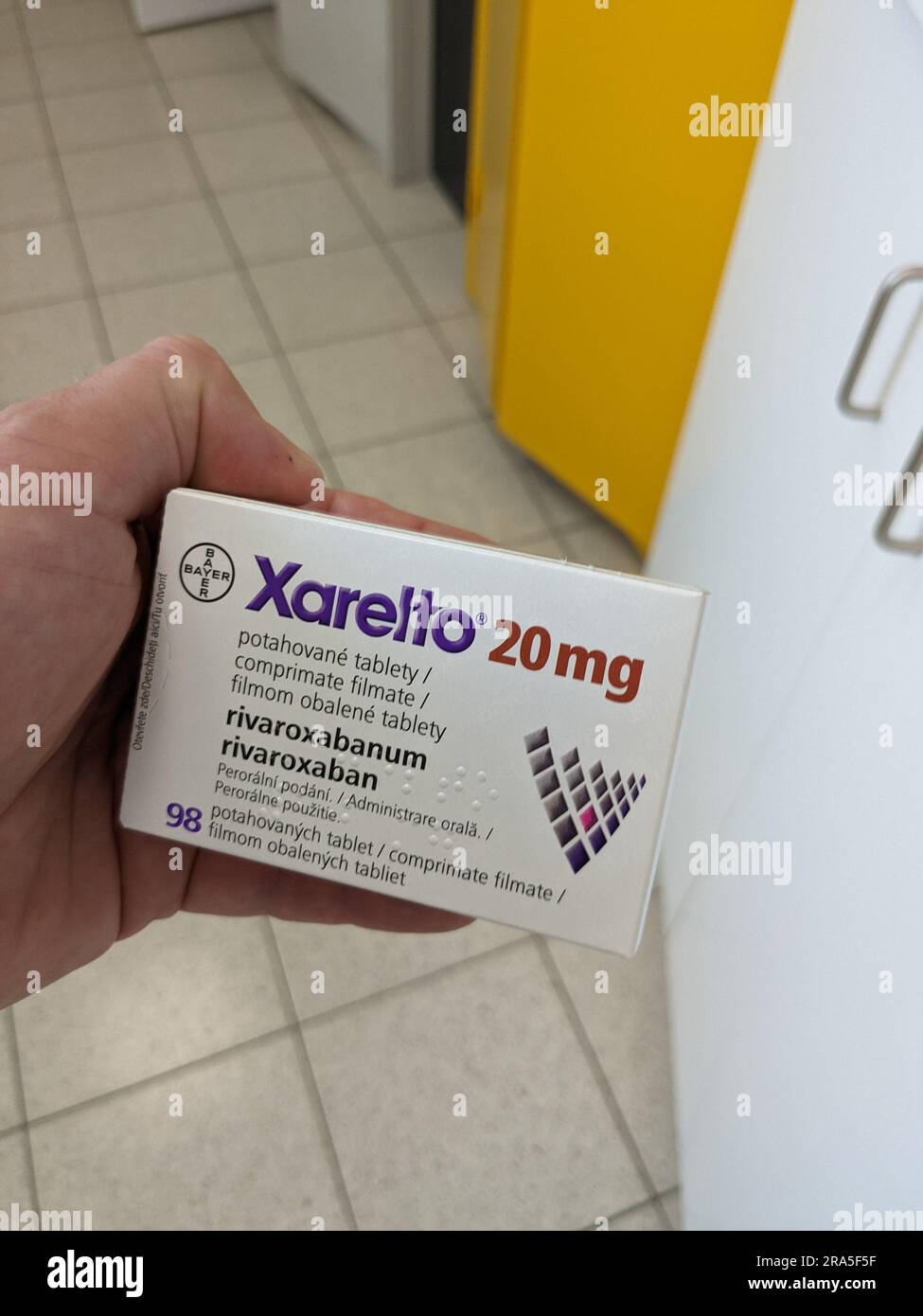 Prague, république tchèque-mai 22 2023. XARELTO, médicament pour réduire les accidents vasculaires cérébraux et les caillots sanguins de Bayer Healthcare. Banque D'Images