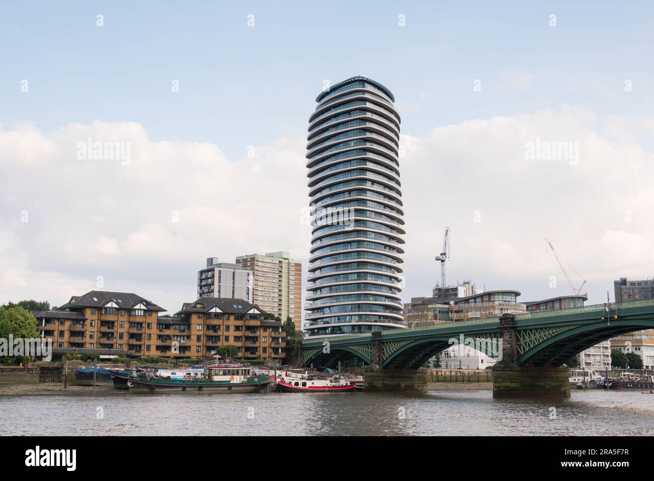 Lombard Wharf Apartments et le Chelsea River Bridge de Network Rail (appelé Battersea Rail Bridge) sur la Tamise, Londres, Angleterre, Royaume-Uni Banque D'Images