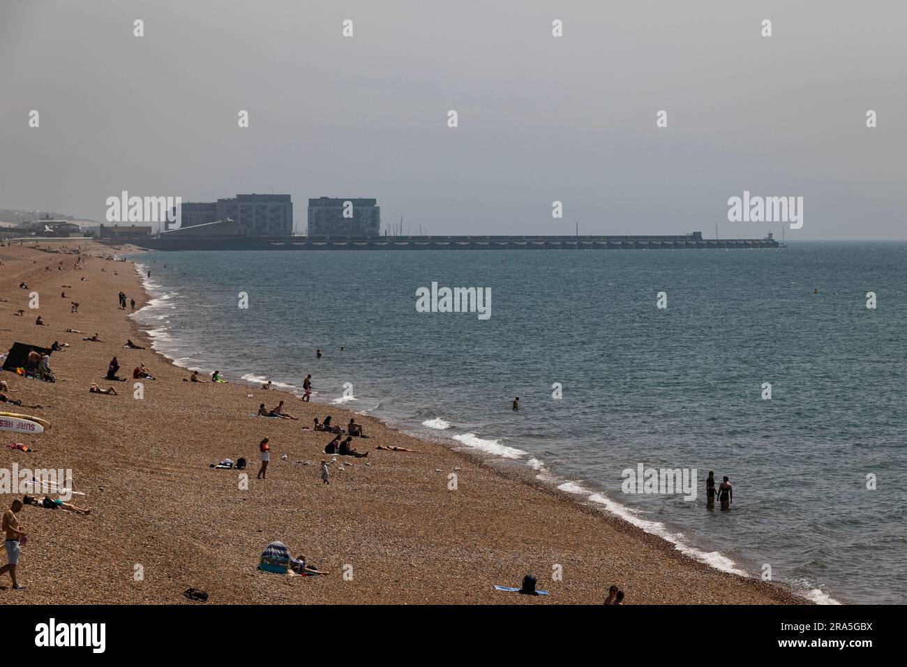 En direction de l'est vers Brighton Marina, depuis la jetée du palais, Royaume-Uni Banque D'Images