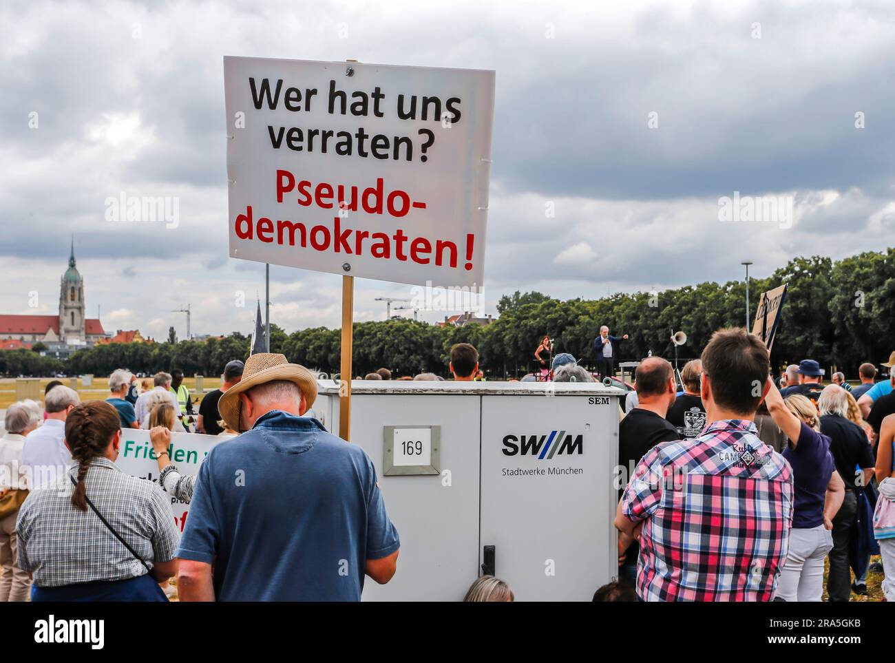 Munich, Allemagne. 01st juillet 2023. Les participants suivent une démonstration de l'Union populaire chrétienne de l'UE, i. G., sous la devise « Arrêter la loi de chauffage. La démocratie est-elle abolie en Bavière ? » Sur la Theresienwiese, le discours de l'initiateur Wimmer. Un homme tient un signe "qui nous a trahi? Pseudo-démocrates!'. Credit: Uwe Lein/dpa/Alay Live News Banque D'Images