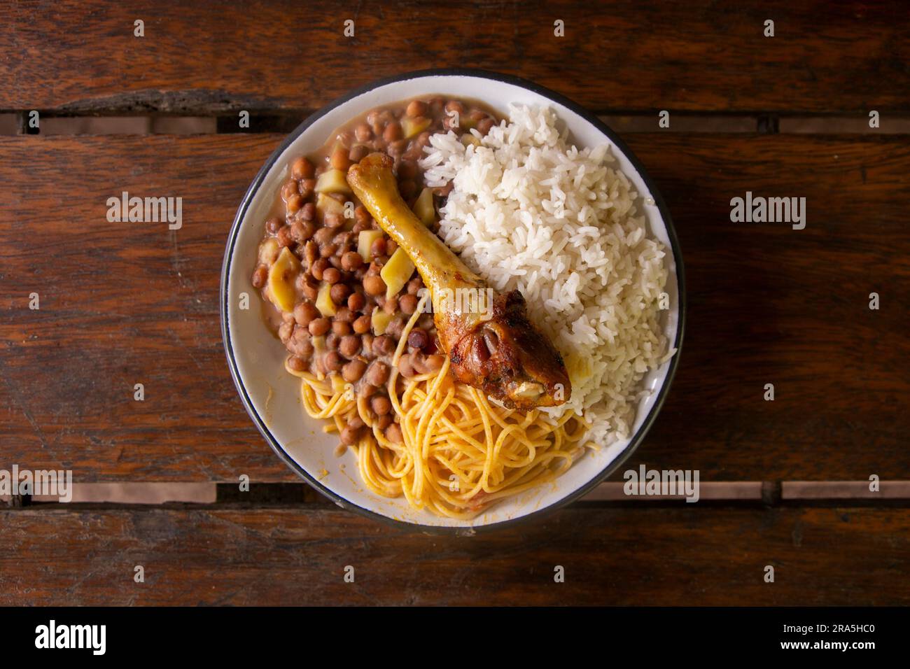 Merienda de la Chakra avec poulet, riz et légumineuses. Plat traditionnel des gens qui travaillent dans les champs de la jungle péruvienne. Banque D'Images