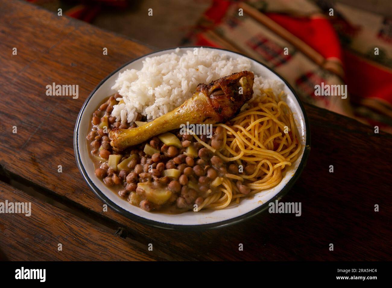 Merienda de la Chakra avec poulet, riz et légumineuses. Plat traditionnel des gens qui travaillent dans les champs de la jungle péruvienne. Banque D'Images