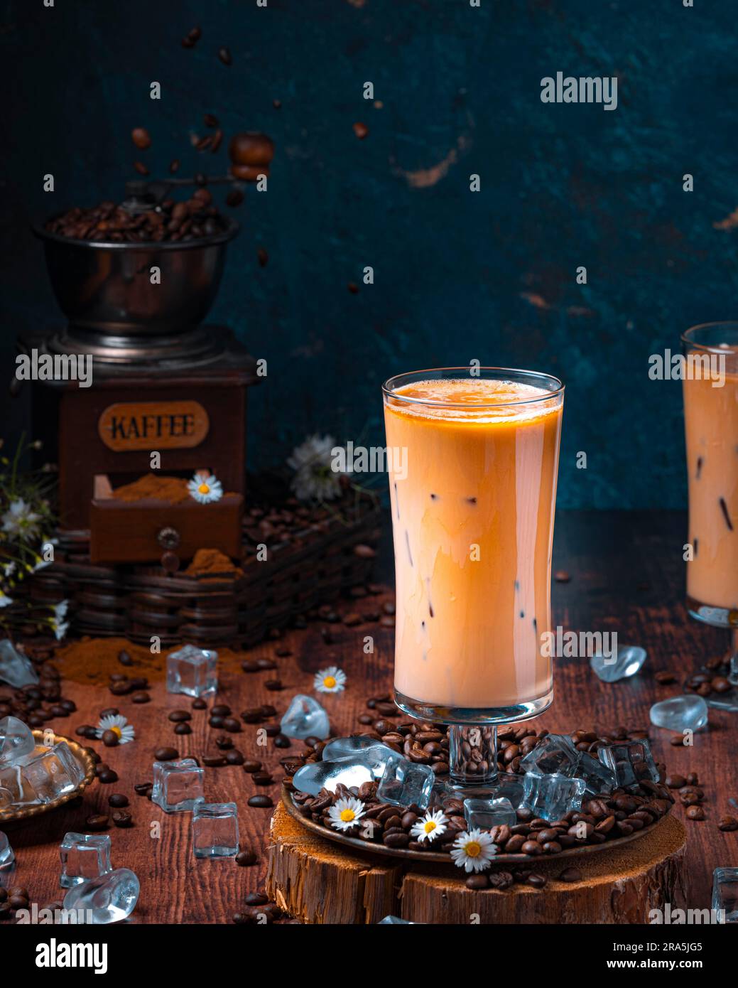 Café froid, café glacé avec cubes de glace, grains de café, moulin à café comme décoration, photographie alimentaire Banque D'Images