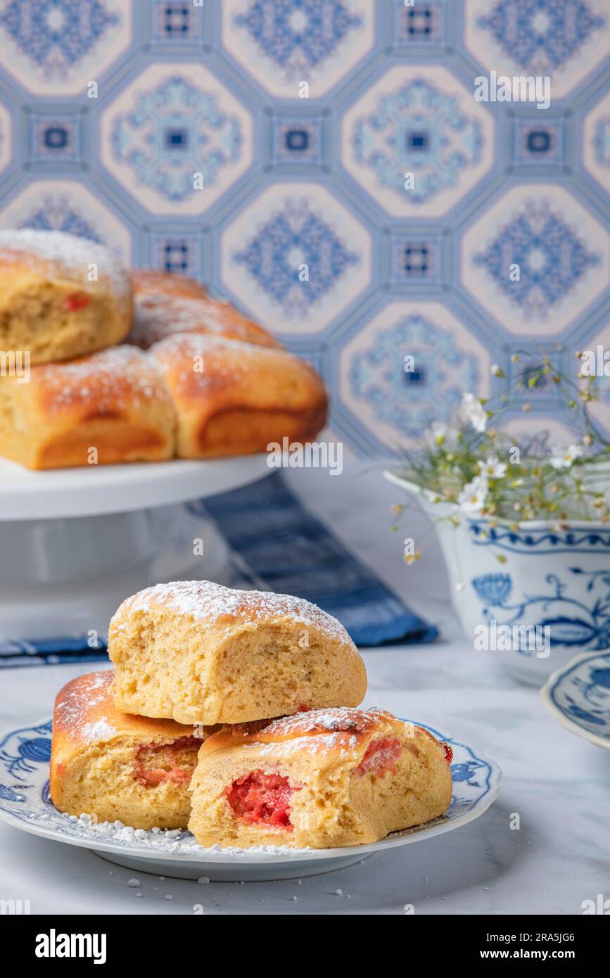 Buchteln, nouilles au four, disposées sur plaque, photographie alimentaire Banque D'Images