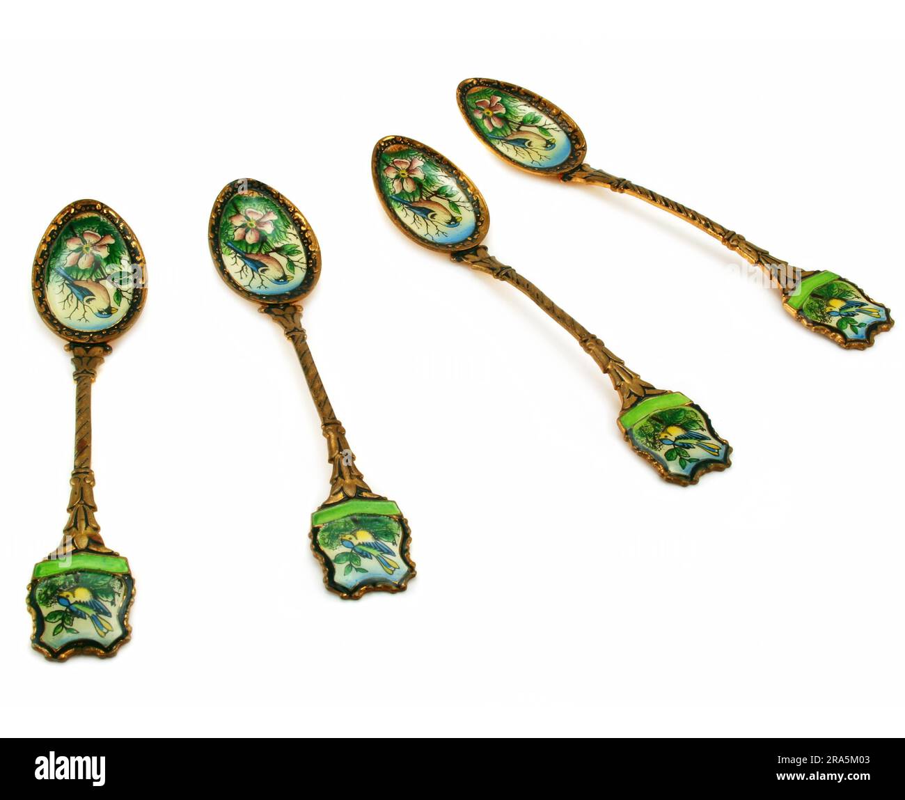 Ensemble de cuillères dorées isolées sur fond blanc Banque D'Images