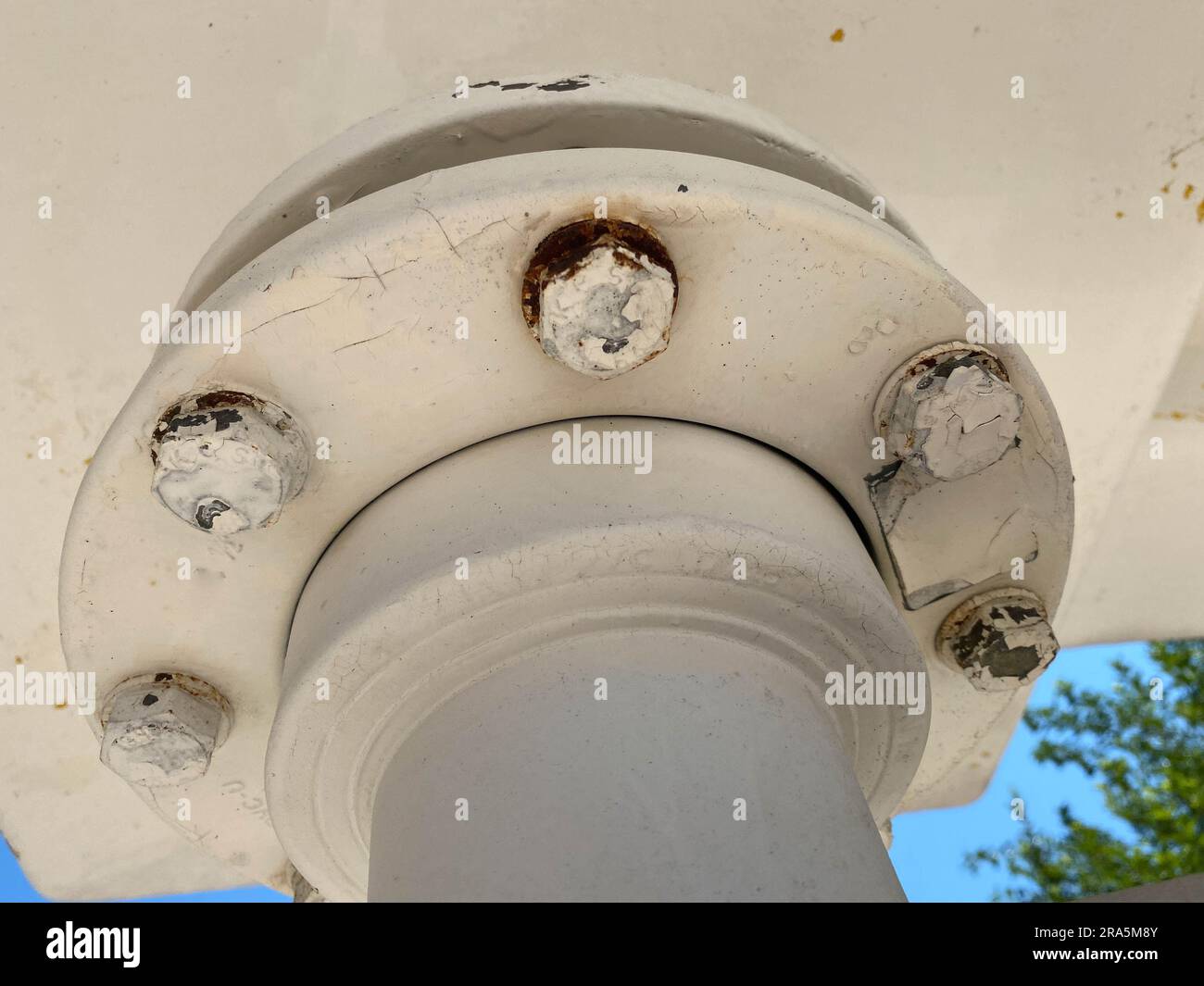 Systèmes mécaniques de salle d'usine montrant des tuyaux haute pression boulonnés ensemble à l'aide d'un système de bride pour plus de sécurité. Banque D'Images