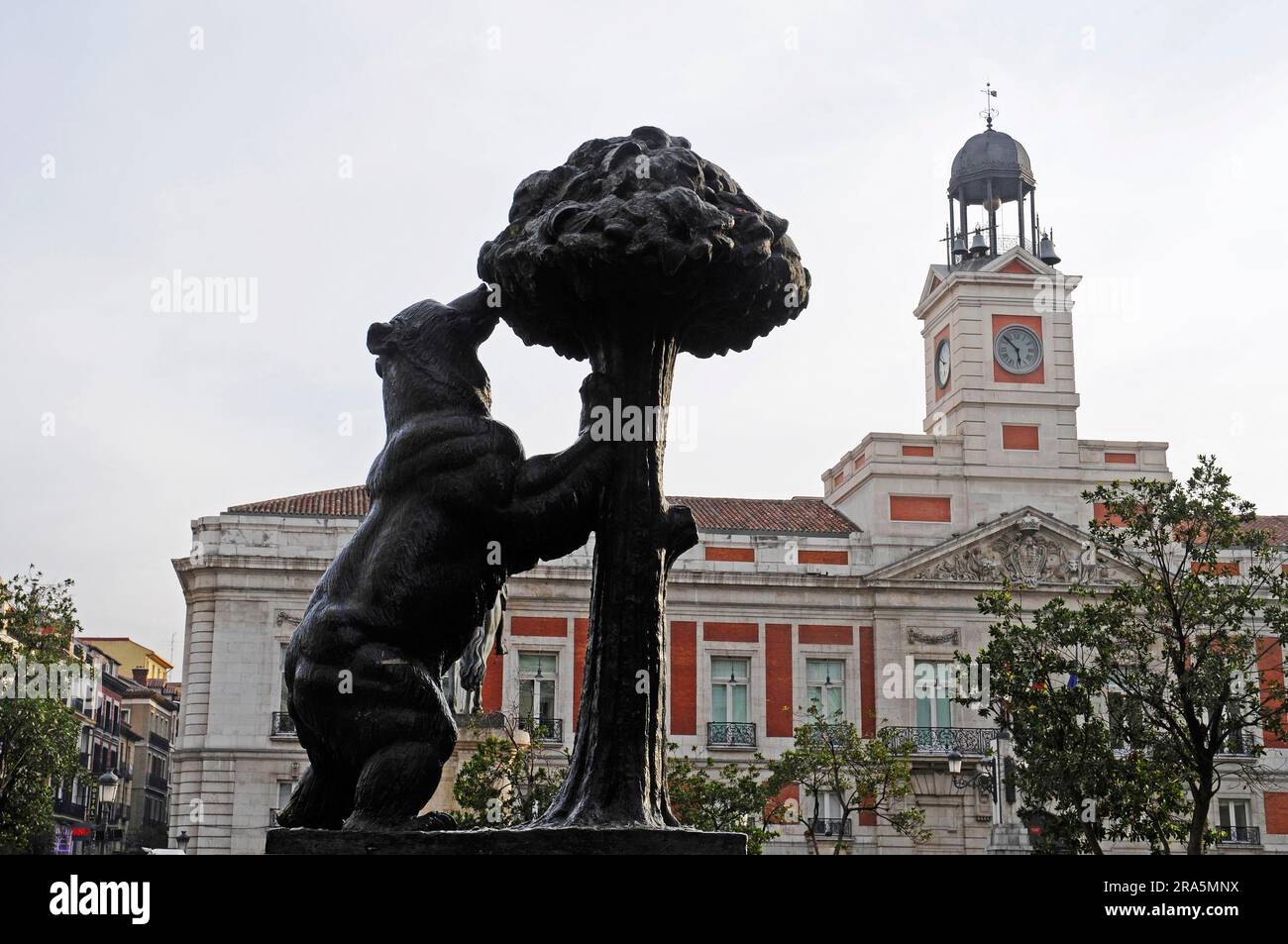L'ours et le fraisier, Oso y madrono, armoiries de la ville, devant le bâtiment du gouvernement régional, Puerta del sol, Madrid, Espagne Banque D'Images