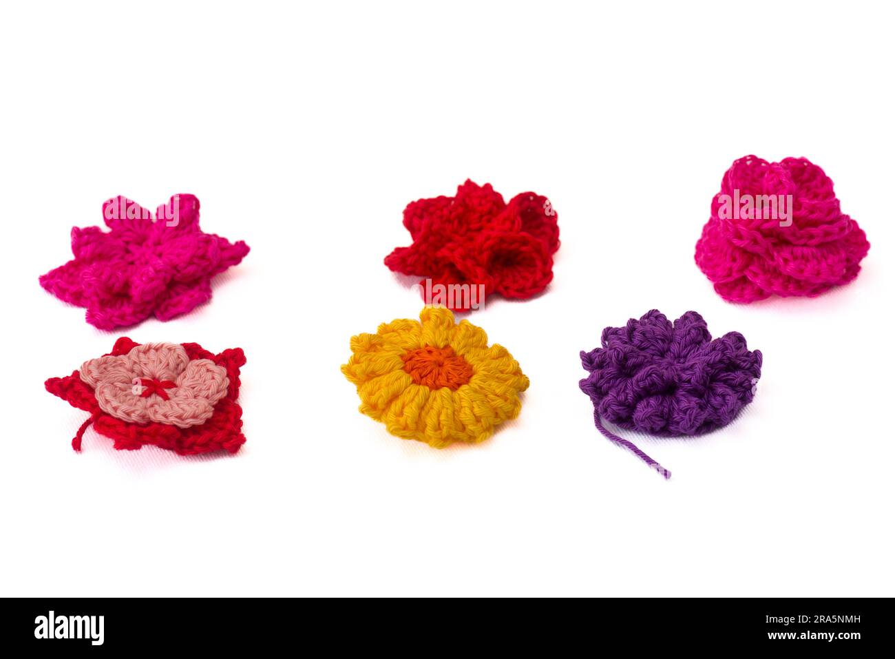 groupe de fleurs colorées crochetées comme pinces à cheveux Banque D'Images