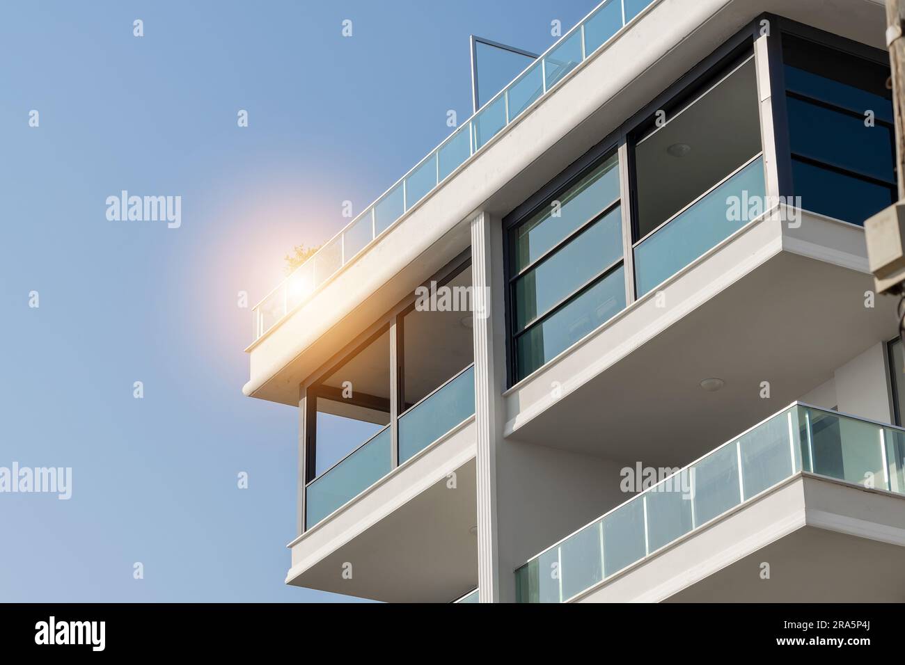 Nouveau bâtiment d'appartements avec de grands balcons avec des rails en verre. Architecture moderne près de la côte de mer. Banque D'Images