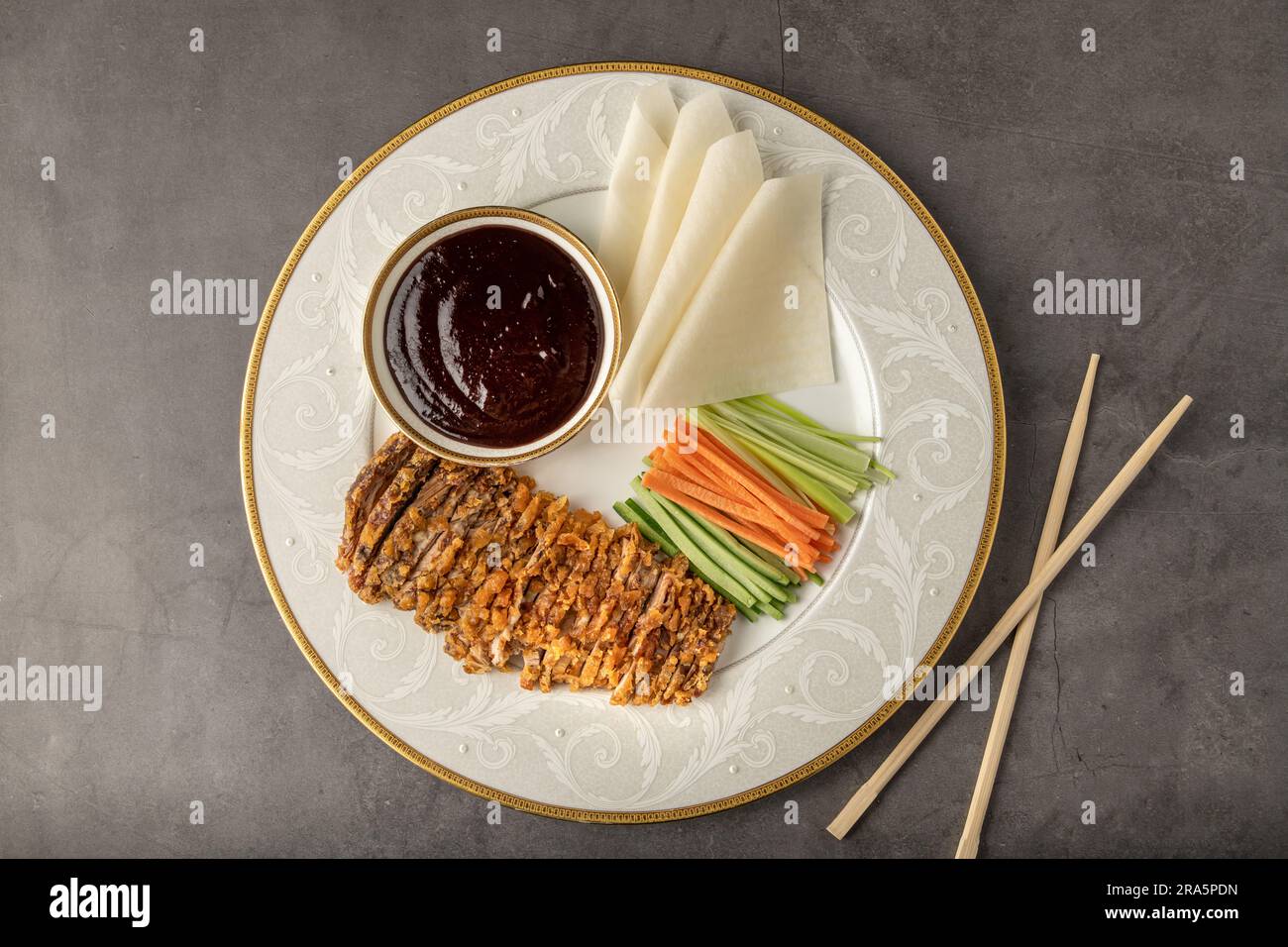 Tranches de canard de Pékin avec sauce Hoysin et concombre frais, oignon vert, carotte. Servi avec des crêpes chinoises de blé Banque D'Images