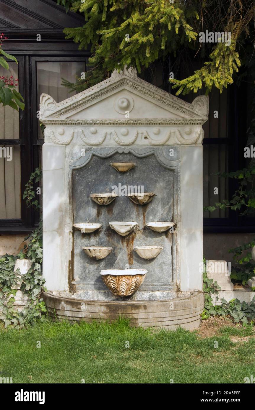 Fontaine, mausolée et musée, Mevlana, Konya, Anatolie, Turquie Banque D'Images