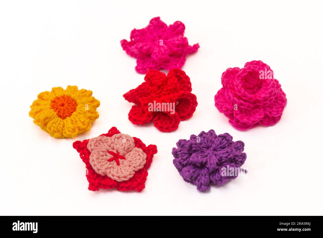 groupe de fleurs colorées crochetées comme pinces à cheveux Banque D'Images