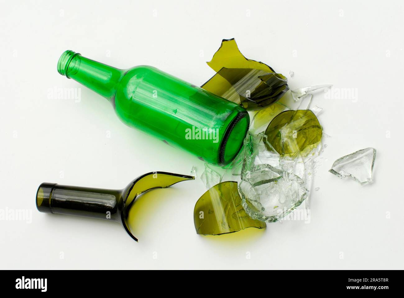 Bouteilles, cassées, bouteilles en verre, verre brisé, éclats de verre, découpe, objet Banque D'Images