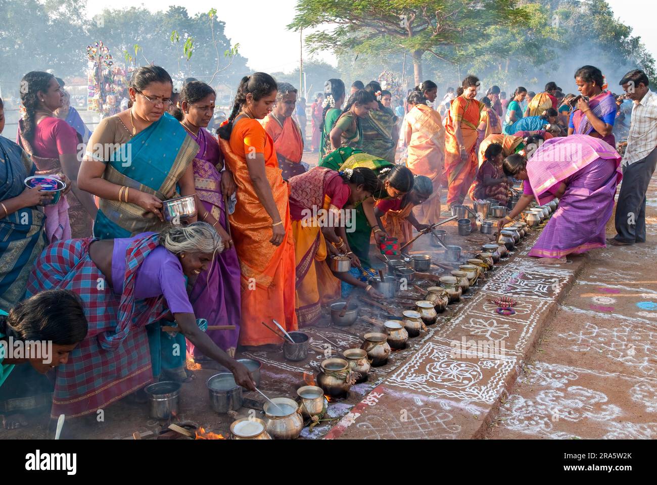 Femmes célébrant Sevvai Mardi Festival Pongal sur le foyer de bois de chauffage à Paganeri près de Karaikudi, Tamil Nadu, Inde du Sud, Inde, Asie. Cuisson Banque D'Images