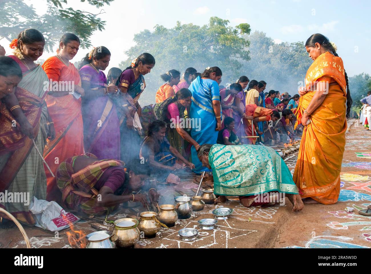 Femmes célébrant Sevvai Mardi Festival Pongal sur le foyer de bois de chauffage à Paganeri près de Karaikudi, Tamil Nadu, Inde du Sud, Inde, Asie. Cuisson Banque D'Images