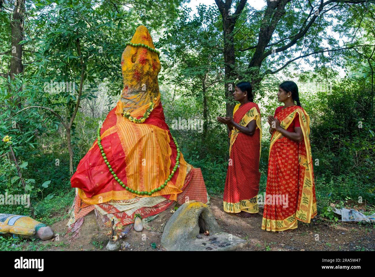 Femmes adorant Putru blanc ant colline près d'porte, Tamil Nadu, Inde du Sud, Inde, Asie. Le culte de serpent est directement lié à l'adoration de Banque D'Images