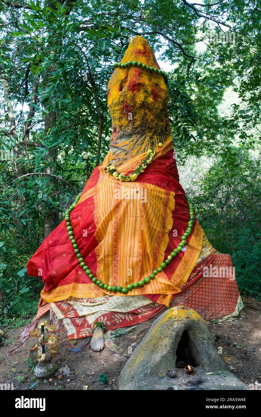 Putru blanc ant colline près d'porte, Tamil Nadu, Inde du Sud, Inde, Asie. Le culte de serpent est directement lié à l'adoration des collines blanches fourrantes Putru Banque D'Images