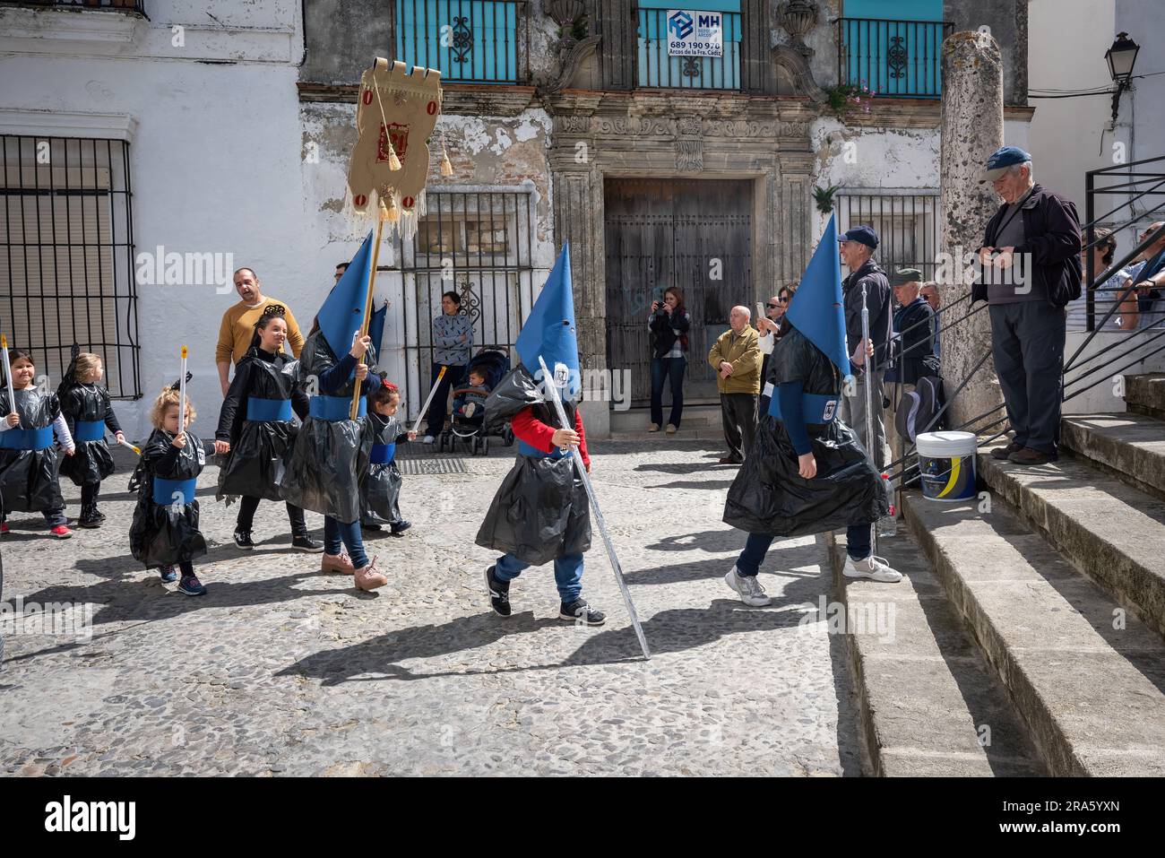 Enfants avec des capes et des capuches (Capirotes) à la procession de la semaine Sainte (Semana Santa) - Arcos de la Frontera, Cadix, Espagne Banque D'Images