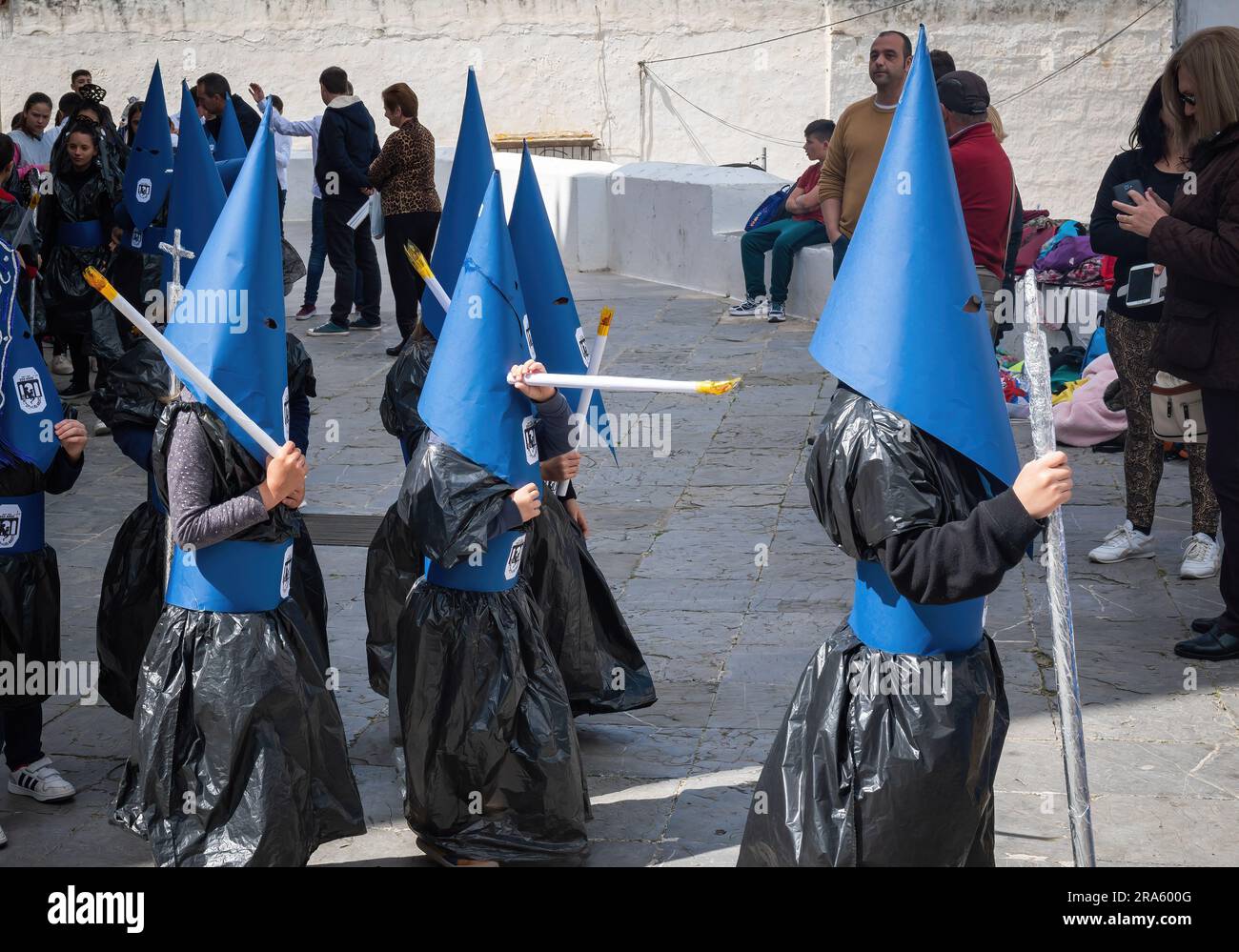 Enfants avec des capes et des capuches (Capirotes) à la procession de la semaine Sainte (Semana Santa) - Arcos de la Frontera, Cadix, Espagne Banque D'Images