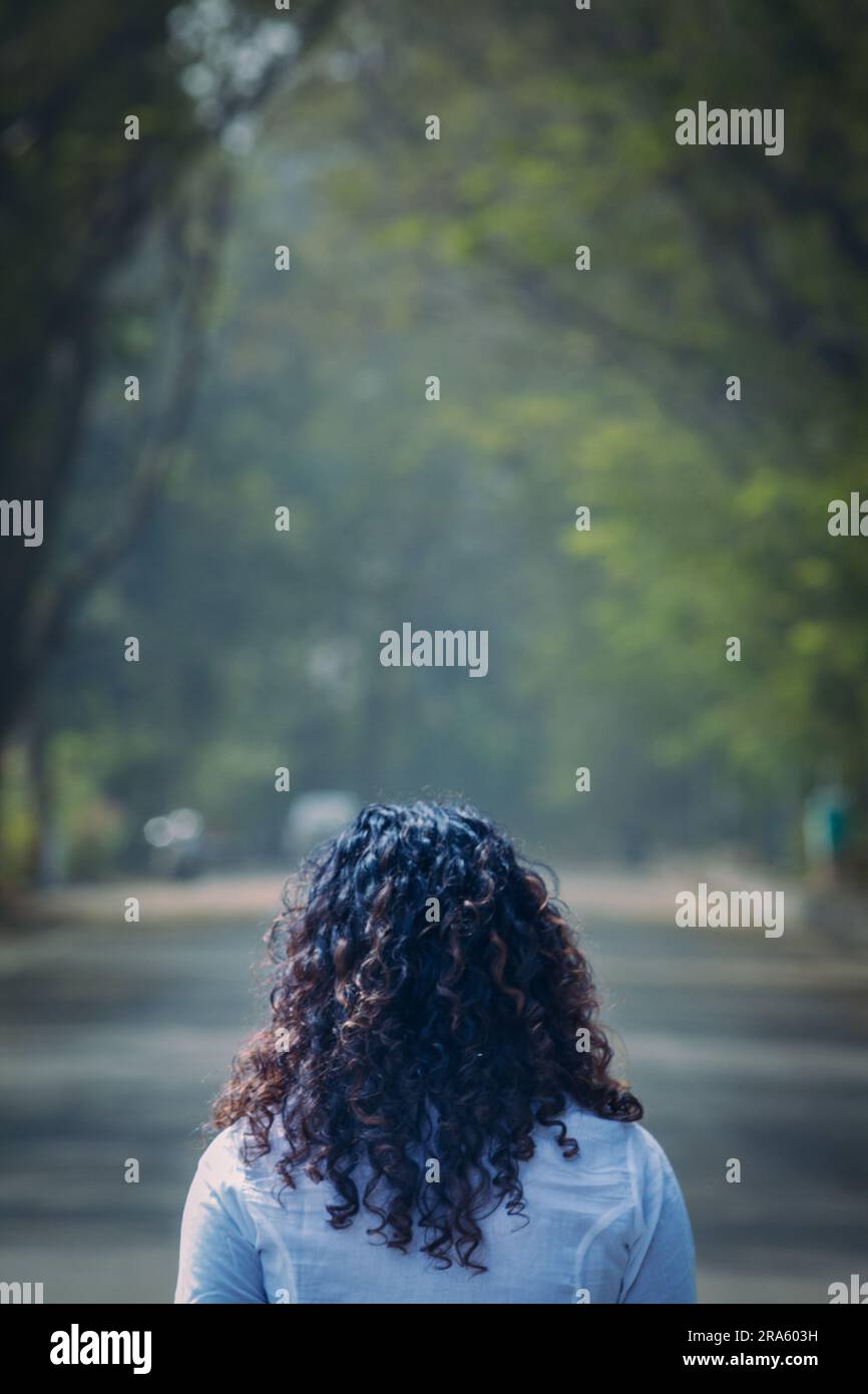 Femme qui attend avec impatience de commencer un nouveau voyage et est prêt à aller des kilomètres avant qu'elle atteigne ses objectifs ad réaliser sa vision. Futur à horizon va le chercher Banque D'Images