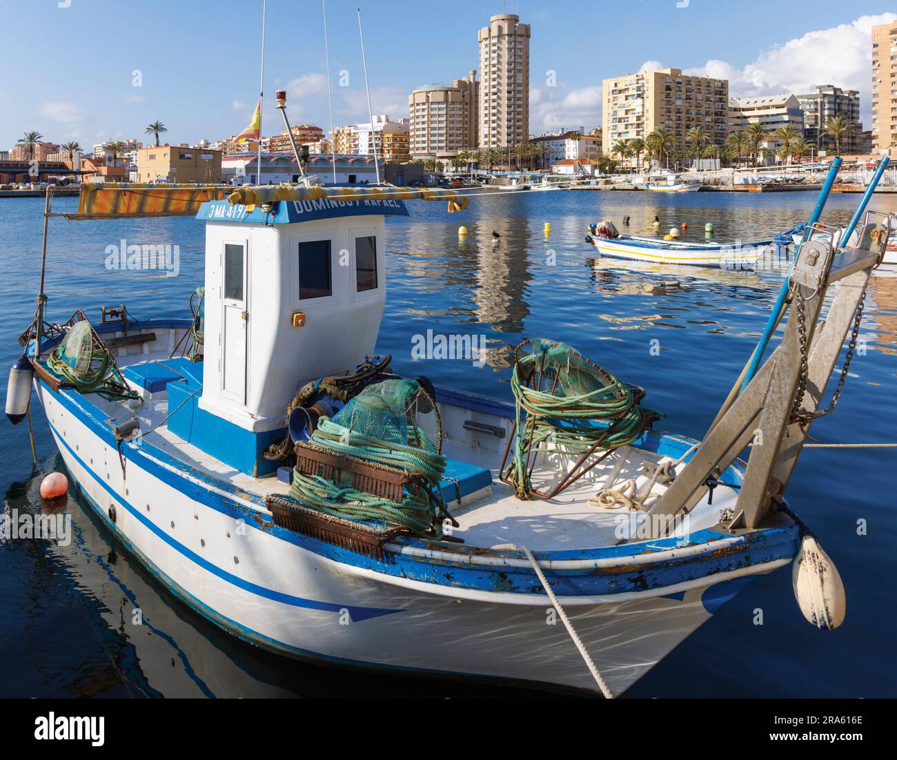 Fuengirola, Costa del sol, province de Malaga, Andalousie, sud de l'Espagne. Bateaux dans le port de pêche. Banque D'Images