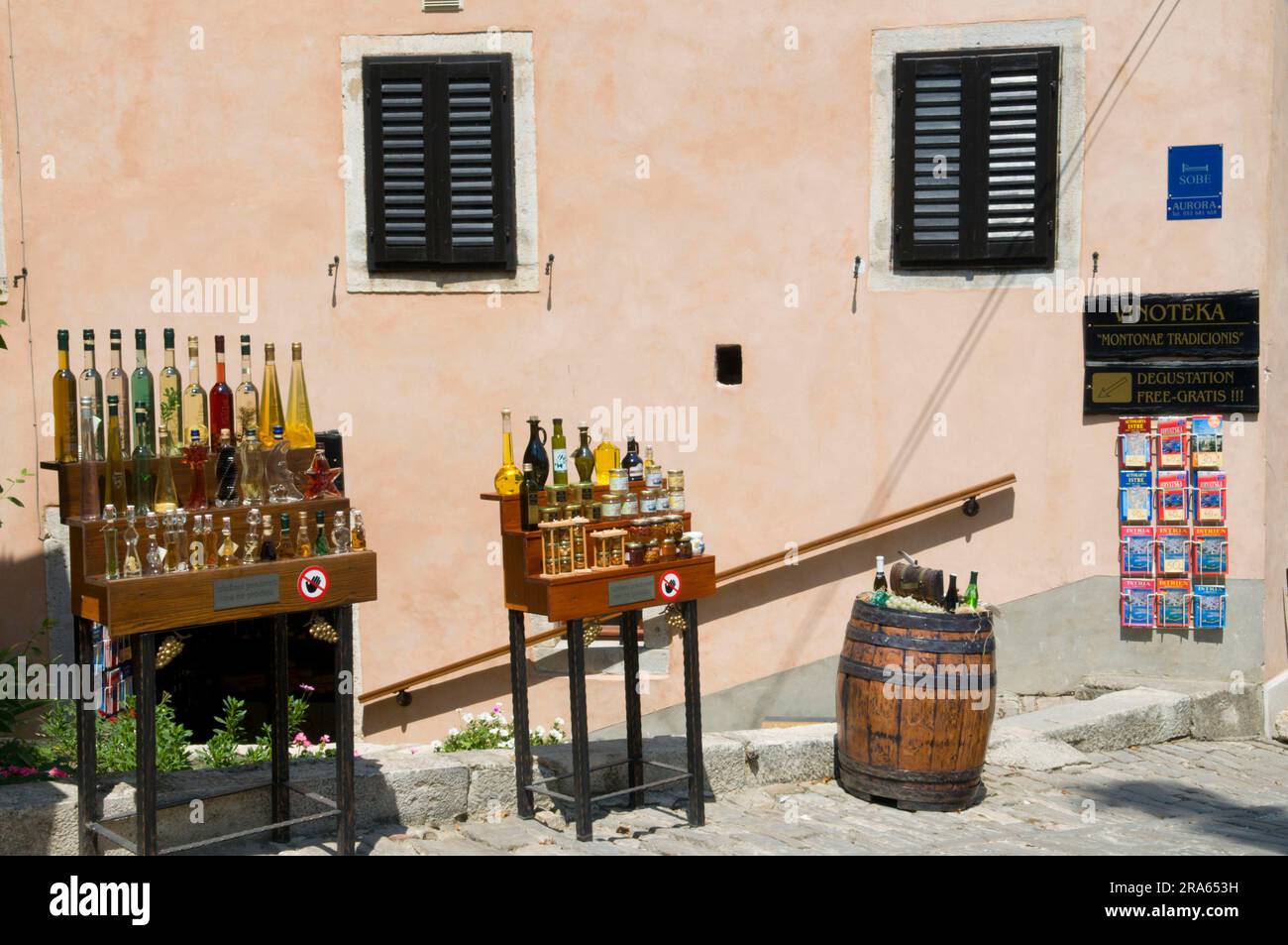 Porte-bouteille de vin, Motovun, vallée de Mirna, Istrie, Croatie, souvenirs Banque D'Images