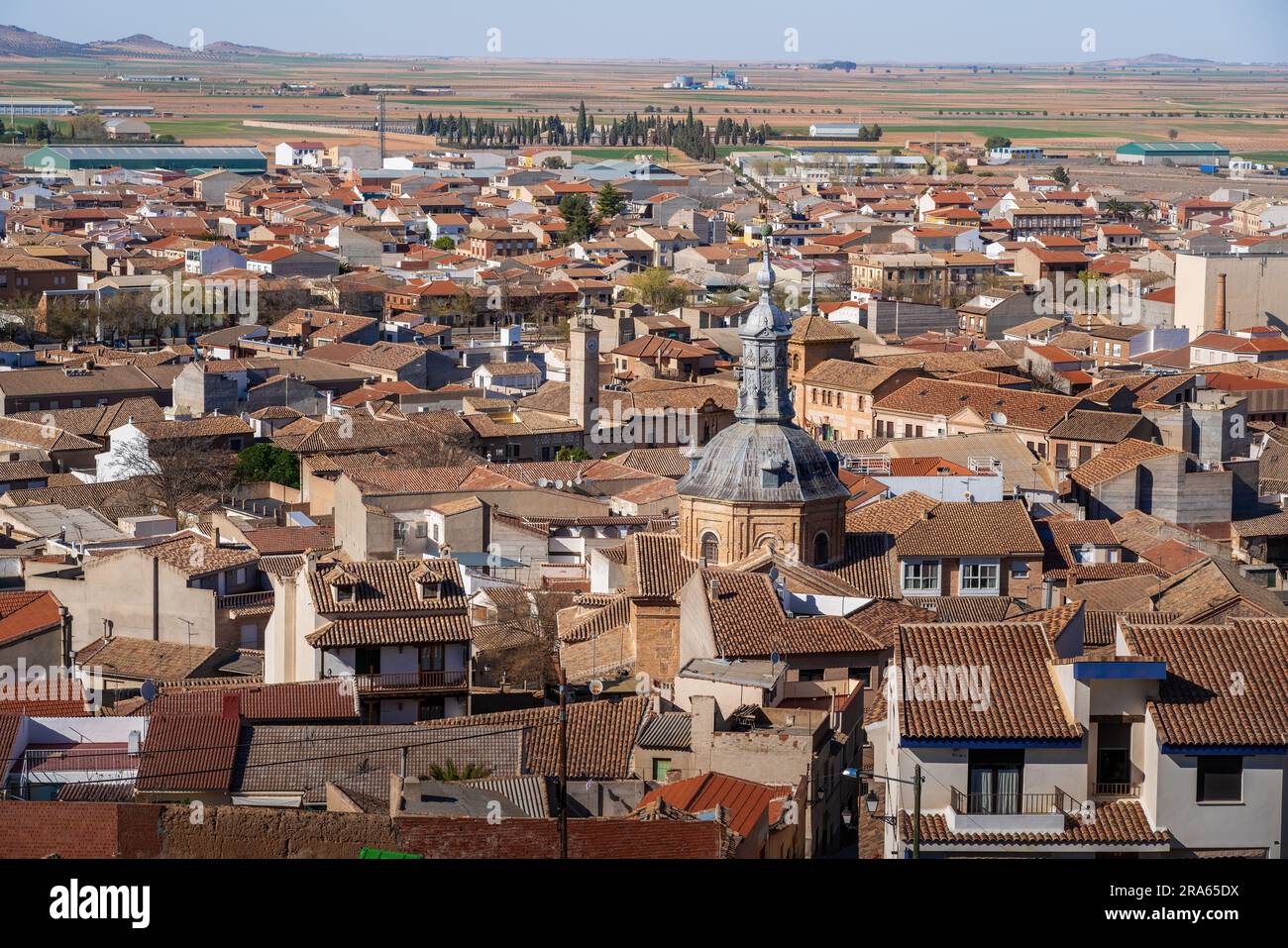 Vue aérienne de Consuegra avec Christ of Veracruz Church et Plaza de Espana Square - Consuegra, Castilla-la Mancha, Espagne Banque D'Images