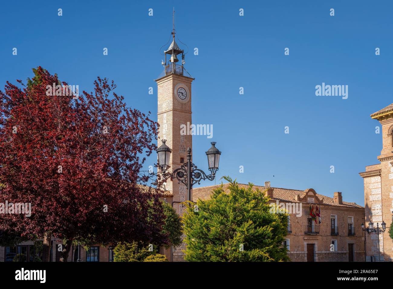 Tour de l'horloge (Torre del Reloj) et hôtel de ville de Consuegra à Plaza de Espana Square - Consuegra, Castilla-la Mancha, Espagne Banque D'Images