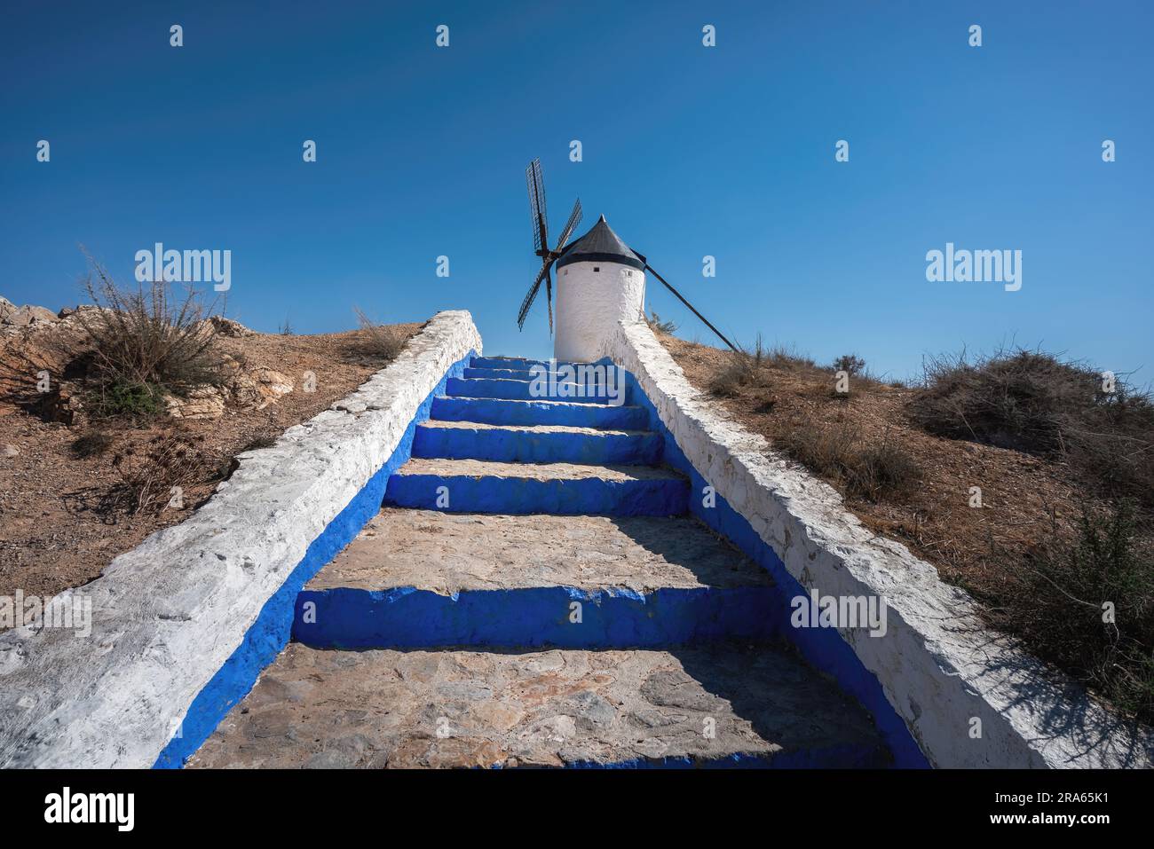 Blue and White Steps et Espartero Windmill - Consuegra, Castilla-la Mancha, Espagne Banque D'Images
