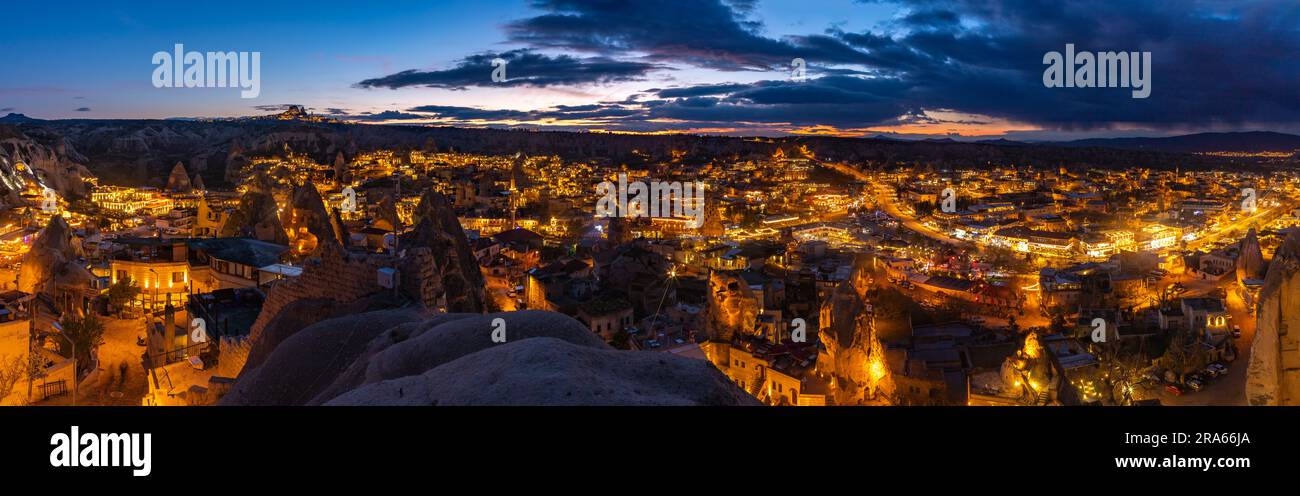 Une vue panoramique de la ville de Göreme, en Cappadoce, la nuit. Banque D'Images