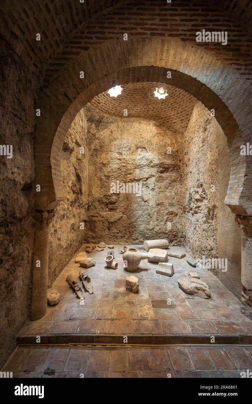 Alcôve avec objets de salle chaude aux bains arabes de Jaen - Jaen, Espagne Banque D'Images