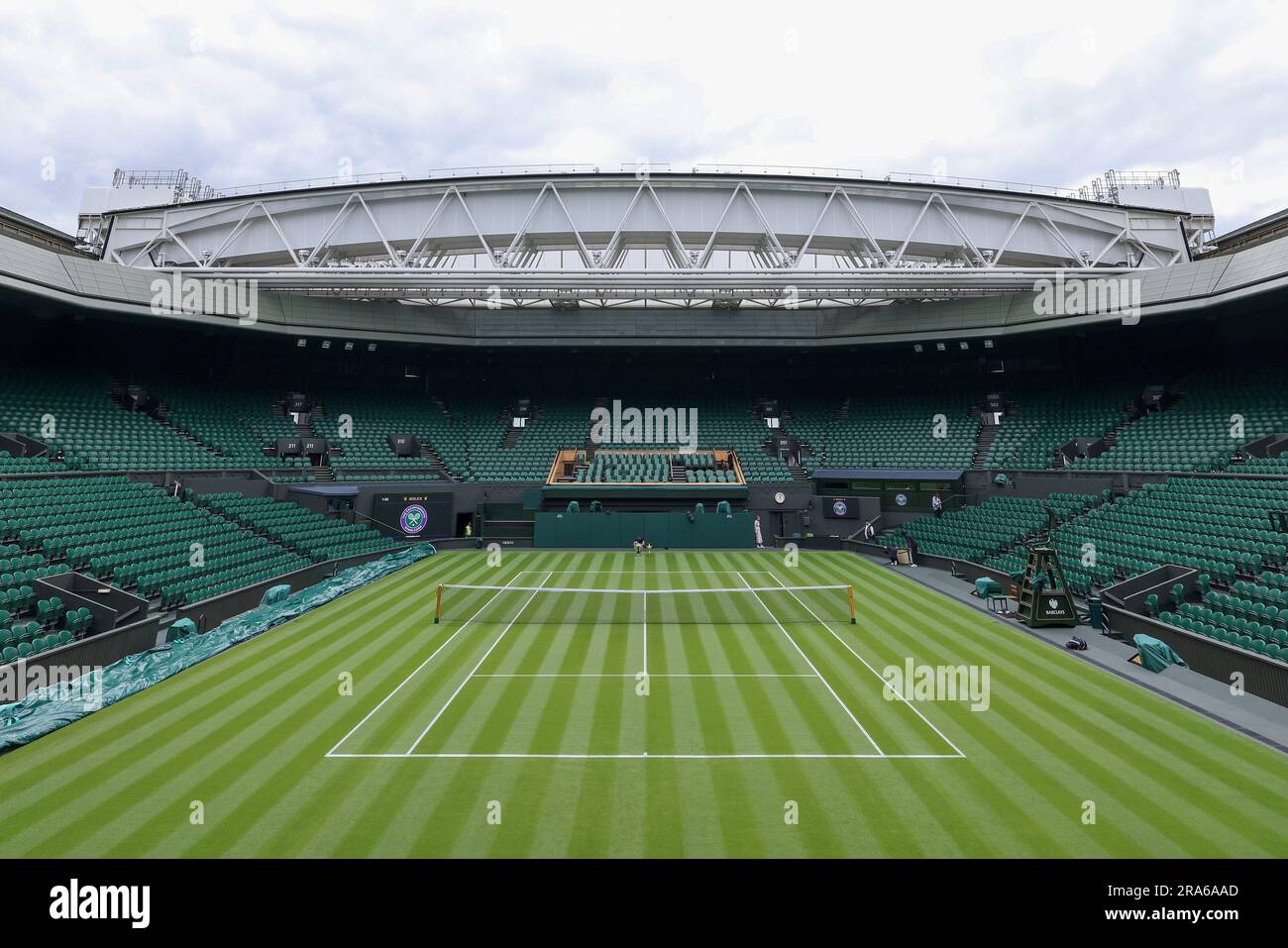 Londres, Royaume-Uni. 01st juillet 2023. 1st juillet 2023; All England Lawn tennis and Croquet Club, Londres, Angleterre: Wimbledon tennis Tournament Practice Day; large View of Center court Credit: Action plus Sports Images/Alay Live News Banque D'Images