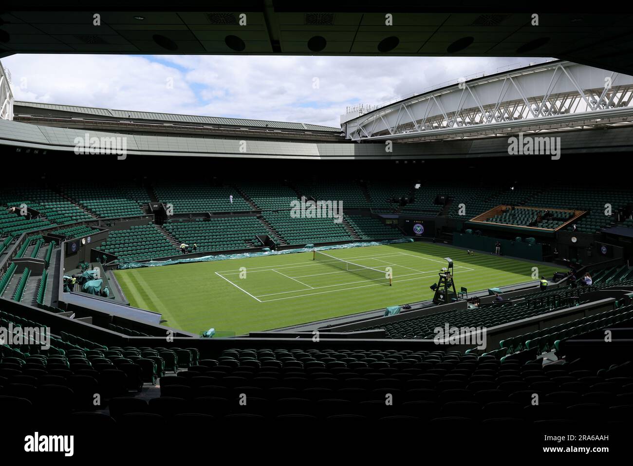Londres, Royaume-Uni. 01st juillet 2023. 1st juillet 2023; All England Lawn tennis and Croquet Club, Londres, Angleterre: Wimbledon tennis Tournament Practice Day; large View of Center court Credit: Action plus Sports Images/Alay Live News Banque D'Images