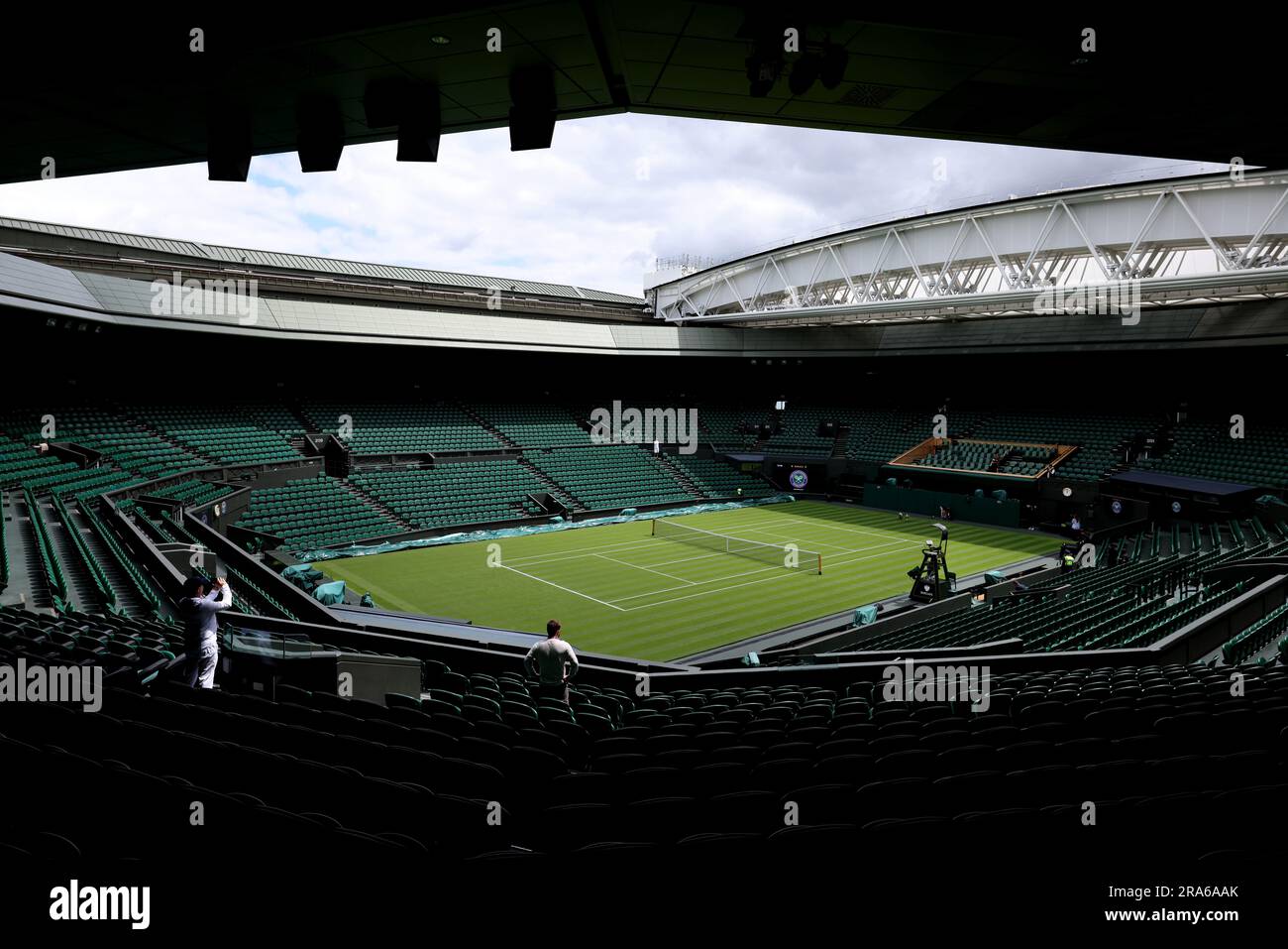 Londres, Royaume-Uni. 01st juillet 2023. 1st juillet 2023; All England Lawn tennis and Croquet Club, Londres, Angleterre: Wimbledon tennis Tournament Practice Day; large View of Center court Credit: Action plus Sports Images/Alay Live News Banque D'Images