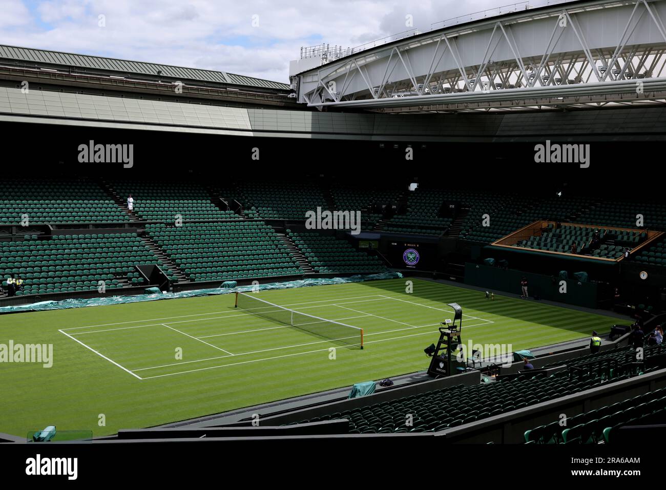 Londres, Royaume-Uni. 01st juillet 2023. 1st juillet 2023; All England Lawn tennis and Croquet Club, Londres, Angleterre: Wimbledon tennis Tournament Practice Day; large View of Center court Credit: Action plus Sports Images/Alay Live News Banque D'Images