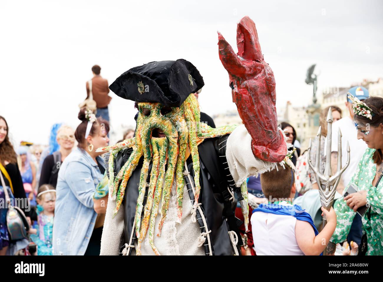 Ville de Brighton et Hove Seafront, East Sussex, Royaume-Uni. Mars du groupe de campagne sur l'environnement marin Mermaids en collaboration avec Surfers contre les eaux usées parade annuelle le long du front de mer de Brighton mettant en valeur la conservation marine sur la côte sud de l'Angleterre. 1st juillet 2023 crédit : David Smith/Alay Live News Banque D'Images