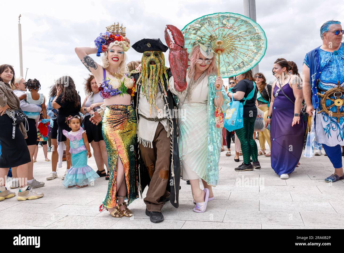 Ville de Brighton et Hove Seafront, East Sussex, Royaume-Uni. Mars du groupe de campagne sur l'environnement marin Mermaids en collaboration avec Surfers contre les eaux usées parade annuelle le long du front de mer de Brighton mettant en valeur la conservation marine sur la côte sud de l'Angleterre. 1st juillet 2023 crédit : David Smith/Alay Live News Banque D'Images