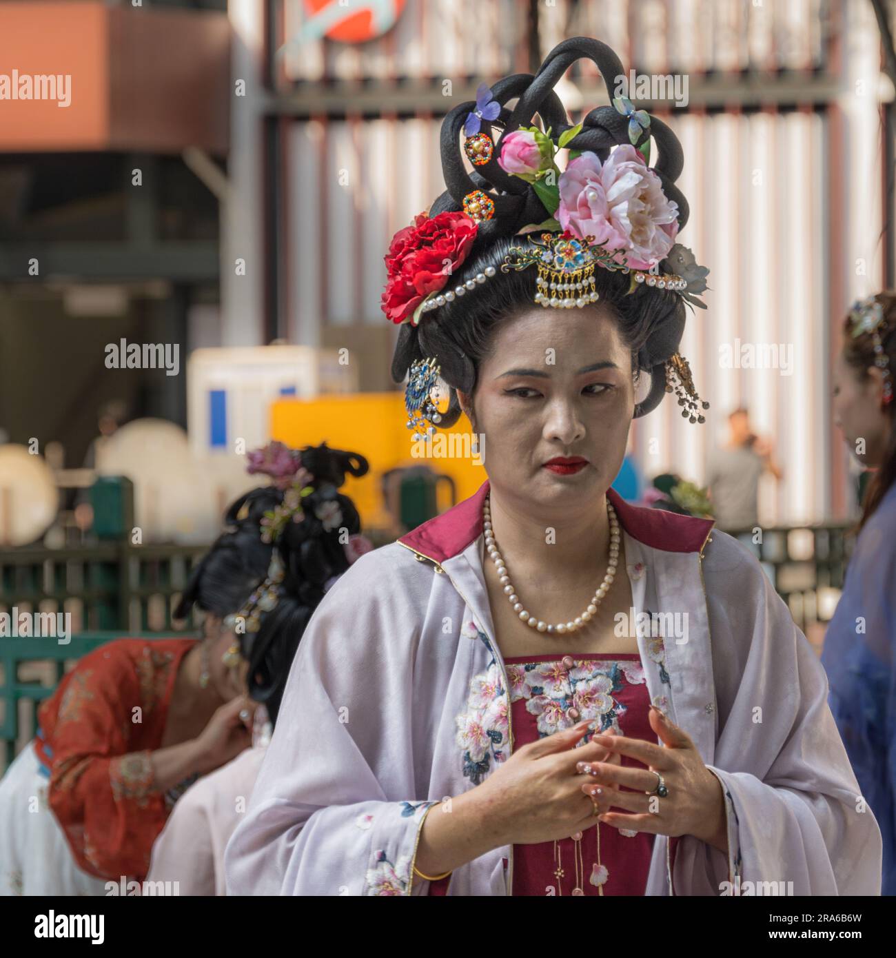 Hong Kong, Chine -- 11 mars 2023. Porrait d'une femme chinoise avec un coiffeur élaboré portant une tenue de mariage. Banque D'Images