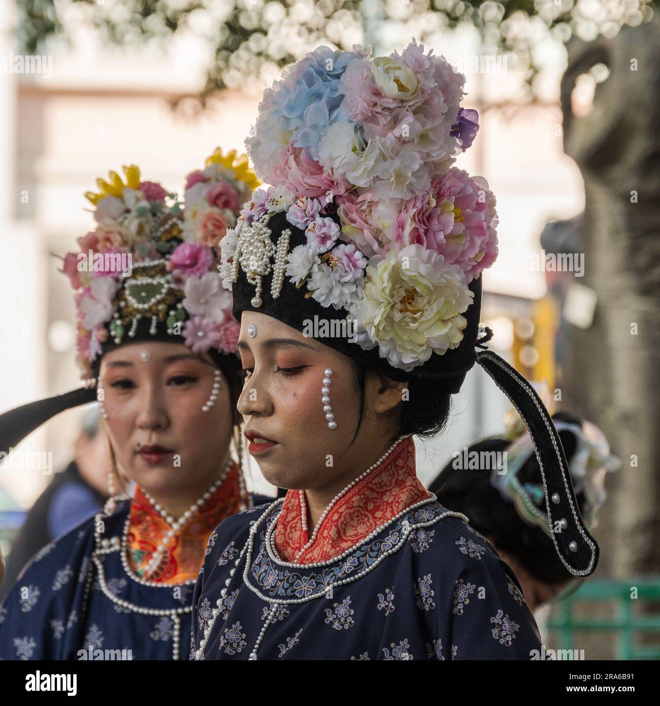 Hong Kong, Chine -- 11 mars 2023. Deux femmes chinoises portent des tenues de mariage traditionnelles. Banque D'Images