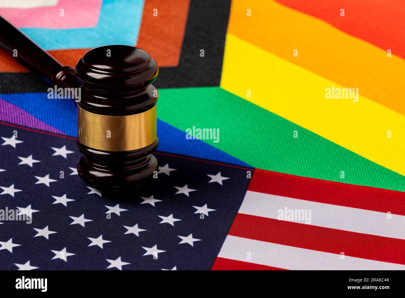 Fierté arc-en-ciel et drapeaux américains avec marteau. Discrimination LGBTQ+, législation et concept des droits des homosexuels. Banque D'Images