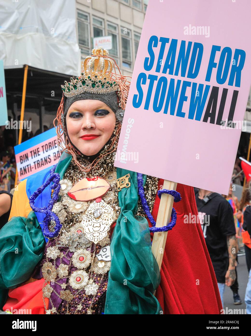 Londres, Royaume-Uni. 01st juillet 2023. Styliste et designer Daniel Lismore avec le flotteur Stonewall. Participants, fêtards et spectateurs le long de la route de la Pride à Londres 2023 Parade. Cette année, 35 000 personnes devraient défiler dans le défilé avec environ 600 groupes composés de communautés LGBT. Credit: Imagetraceur/Alamy Live News Banque D'Images
