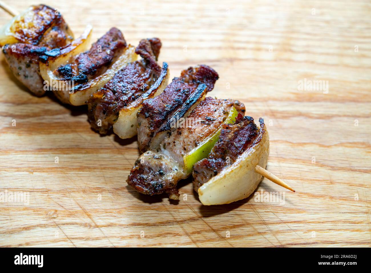 Brochettes Kebab grillées sur une planche de bois Banque D'Images