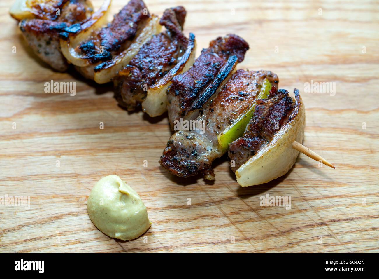 Brochettes Kebab grillées sur une planche de bois Banque D'Images