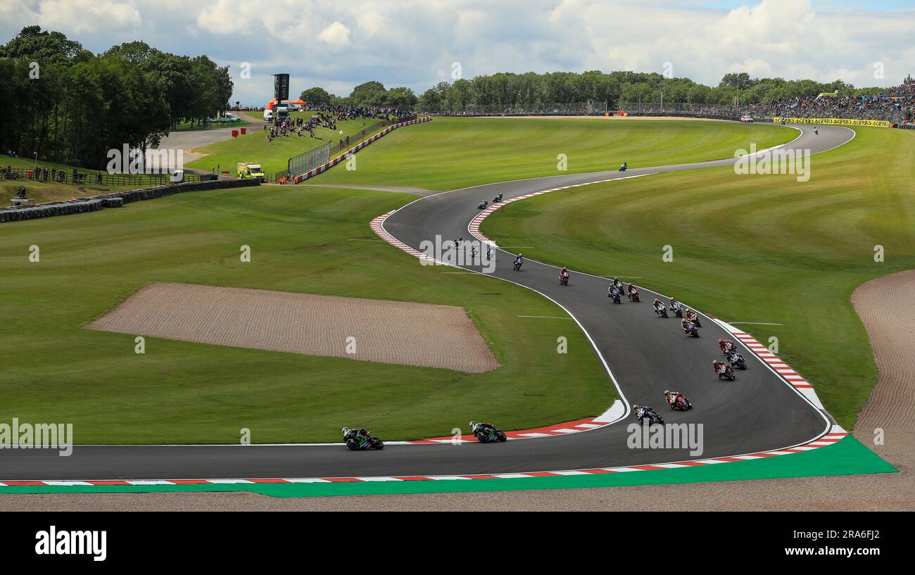 Vue générale de l'action pendant la course mondiale SBK 1 le deuxième jour du Championnat du monde FIM Superbike 2023 à Donington Park, Derby. Date de la photo: Samedi 1 juillet 2023. Banque D'Images