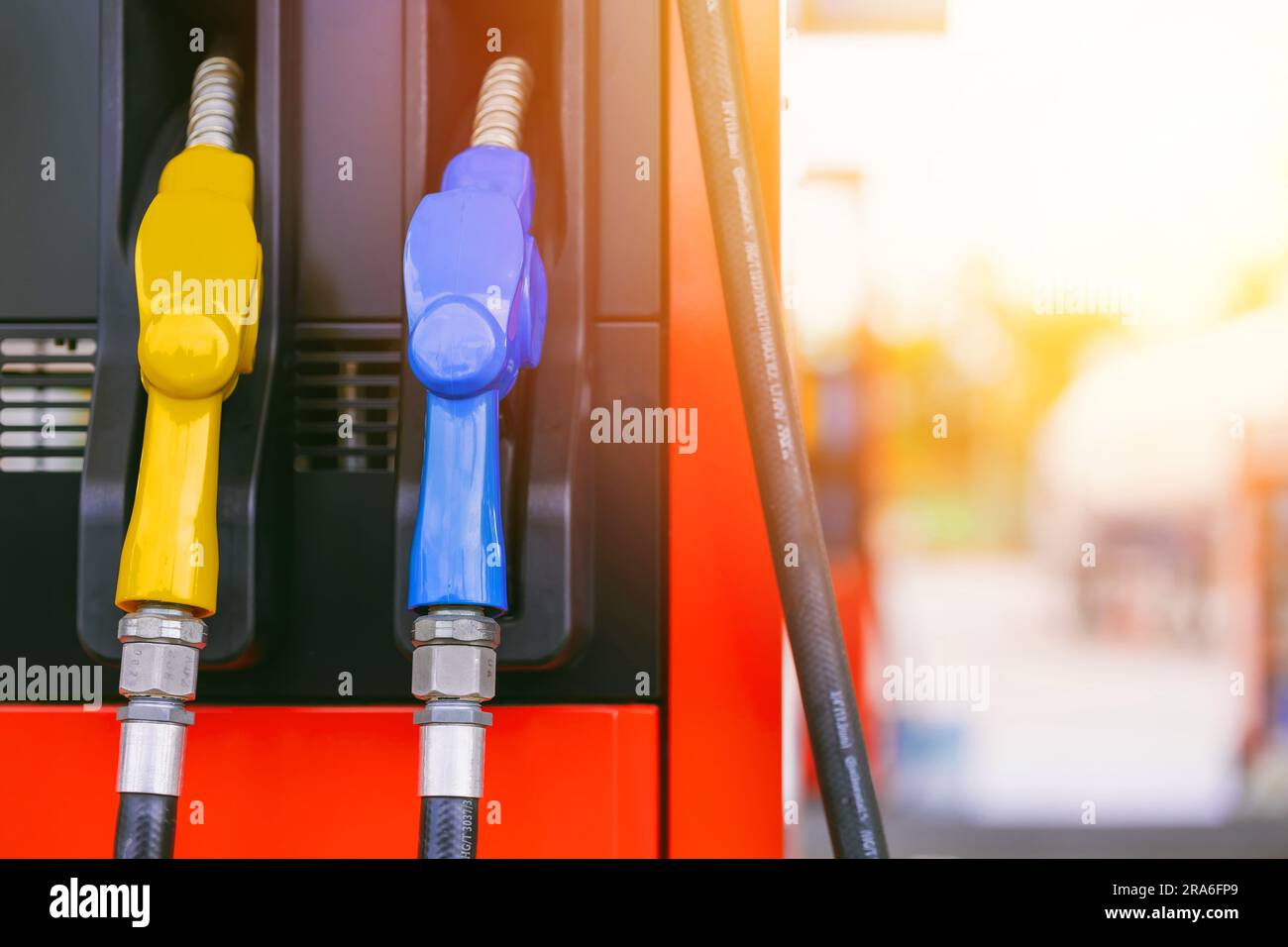 station-service, injecteur de carburant à essence de proximité essence pétrole benzine et diesel ou type de couleurs gasohol. Banque D'Images