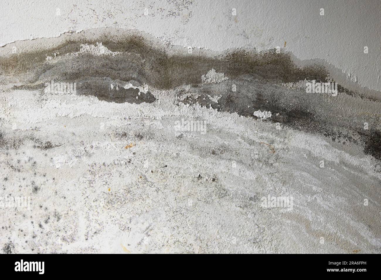 Mur en béton et peinture de couleur sur l'extérieur de la salle de bains aucune couche d'étanchéité d'eau endommagée par les fuites d'eau et l'humidité. Banque D'Images