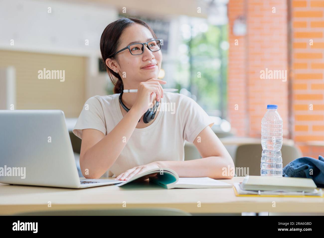 Asiatique étudiant université adolescent femme heureux de penser nouvelle idée créativité apprentissage éducation concept. Banque D'Images