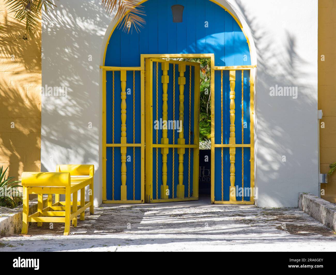 Fort Lauderdale, Floride, États-Unis. Porte colorée marquant l'entrée de l'historique Bonnet House Museum and Gardens, alias The Bartlett Estate. Banque D'Images