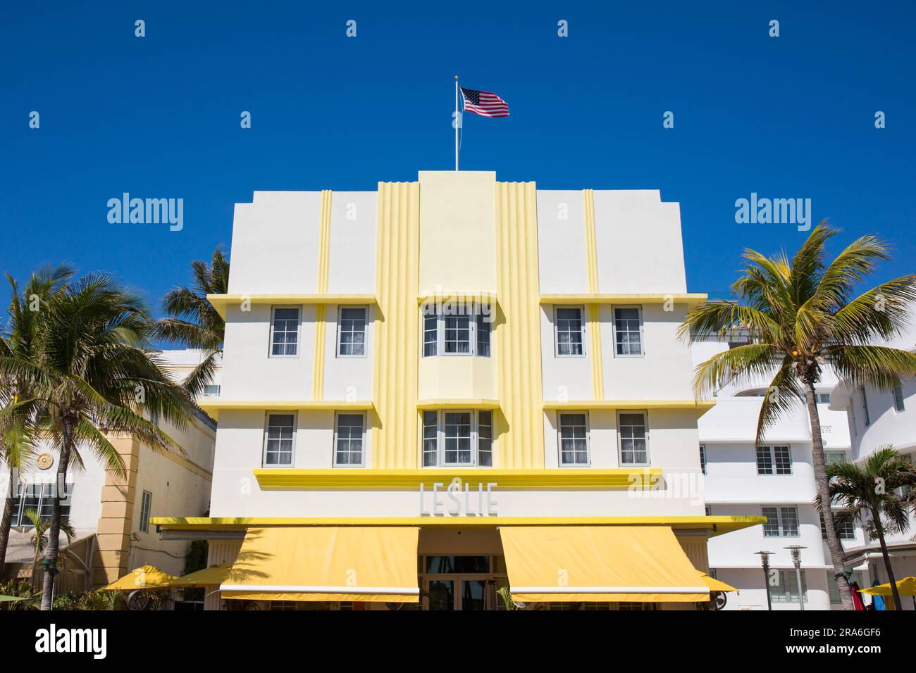 Miami Beach, Floride, États-Unis. Façade colorée de l'hôtel Leslie, Ocean Drive, quartier architectural de Miami Beach, South Beach. Banque D'Images Miami Beach, Floride, États-Unis. Façade colorée de l'hôtel Leslie, Ocean Drive, quartier architectural de Miami Beach, South Beach. Banque D'Images