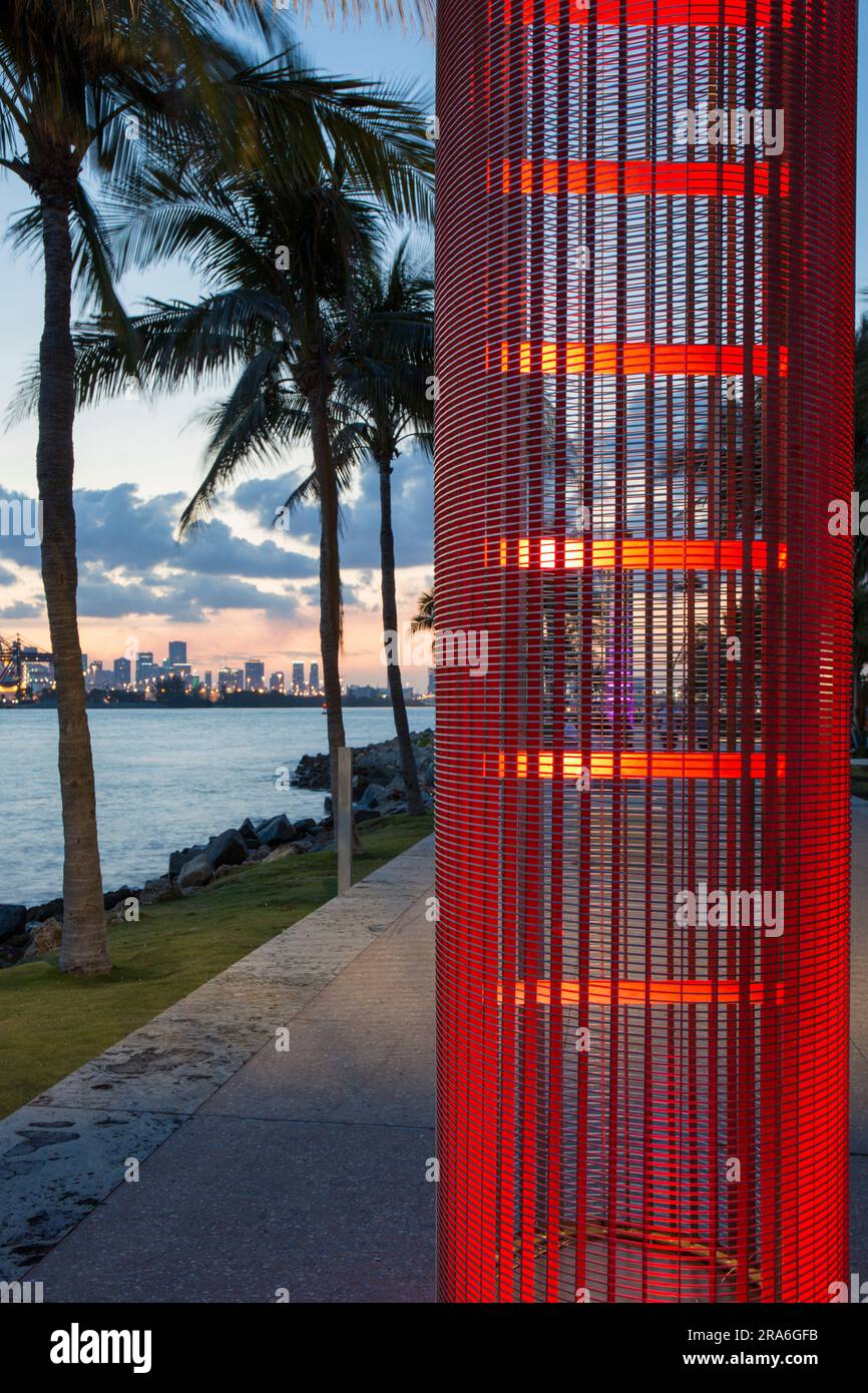 Miami Beach, Floride, États-Unis. Installation de lumière attrayante pour les tortues dans South Pointe Park, South Beach, crépuscule, centre-ville de Miami en arrière-plan. Banque D'Images